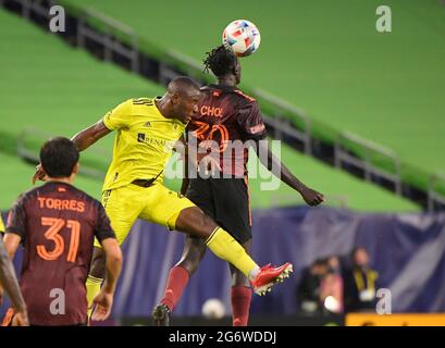 8 juillet 2021: L'avant de Nashville SC Dominique Badji (9) et l'avant d'Atlanta United Machop Chol (30) vont pour le ballon pendant la première moitié d'un jeu de MLS entre Atlanta United et Nashville SC au Nissan Stadium à Nashville TN Steve Roberts/CSM Banque D'Images