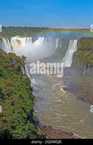 Vue sur le Canyon d'une chute d'eau spectaculaire dans le parc national des chutes d'Iguazu au Brésil Banque D'Images