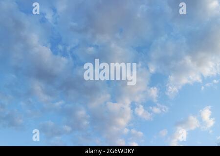 Le ciel bleu et nuages blancs moelleux Banque D'Images