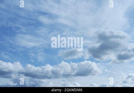 Les nuages duveteux blanc et bleu ciel Banque D'Images