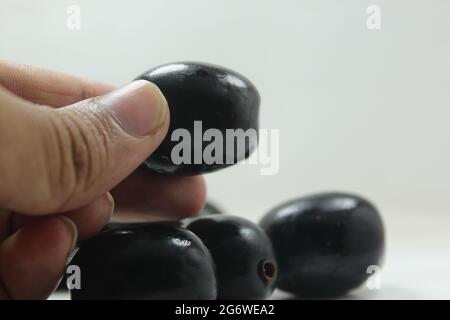 Fruits de prune Java sur surface blanche isolée, sucrée juteuse fruits de prune Java, nouvelle image de stock de fruits. Banque D'Images