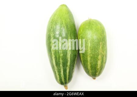 Gourdes pointues isolées sur surface blanche, vue de dessus, nouveau concept de légumes Banque D'Images