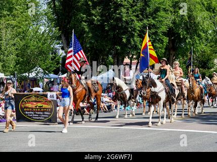 Prescott, Arizona, États-Unis - 3 juillet 2021 : participants à cheval représentant l'équitation de la piste AZ dans le défilé du 4 juillet Banque D'Images