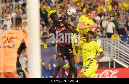 8 juillet 2021: Le milieu de terrain de Nashville SC Luke Haakenson (26) est à la tête de la balle comme Atlanta United Forward Machop Chol (30) défend pendant la deuxième moitié d'un jeu MLS entre Atlanta United et Nashville SC au Nissan Stadium à Nashville TN Steve Roberts/CSM Banque D'Images