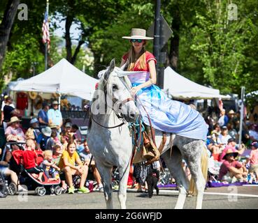 Prescott, Arizona, États-Unis - 3 juillet 2021 : une participante à cheval portant un costume de licorne dans le défilé du 4 juillet Banque D'Images