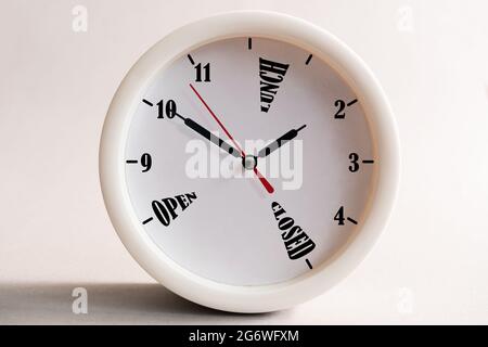 Design de l'enseigne pour un magasin ou un bureau, heures d'ouverture et de fermeture sous forme d'horloge murale. Banque D'Images