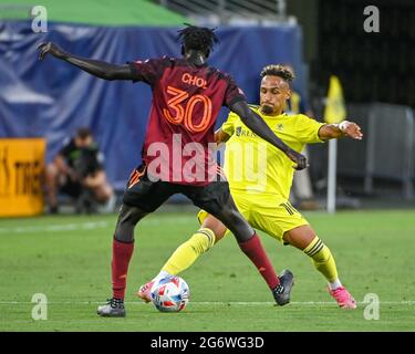 Nashville, Tennessee, États-Unis. 08 juillet 2021. Hany Mukhtar (10), milieu de terrain de Nashville, essaie de faire le tour d'Atlanta en avant, Machop Chol (30), pendant le match MLS entre Atlanta United et Nashville SC au Nissan Stadium de Nashville, TN. Kevin Langley/CSM/Alamy Live News Banque D'Images