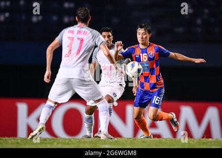 Buriram, Thaïlande. 06e juillet 2021. Siwakorn Jakkuprasat (rouge) de Port FC vu en action pendant le match du groupe J de la Ligue des champions 2021 de l'AFC entre Port FC et Kitchee SC au stade Buriram. (Note finale; Port FC 1:1Kitchee SC) (photo par Amphol Thongmueangluang/SOPA I/Sipa USA) crédit: SIPA USA/Alay Live News Banque D'Images