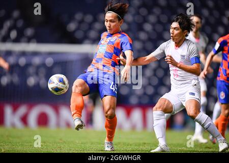 Buriram, Thaïlande. 06e juillet 2021. Nattawut Sombatyotha (rouge) de Port FC et Huang Yang de Kitchee SC sont vus en action pendant le match du groupe J de la Ligue des champions de l'AFC 2021 entre Port FC et Kitchee SC au stade Buriram. (Note finale; Port FC 1:1Kitchee SC) crédit: SOPA Images Limited/Alay Live News Banque D'Images