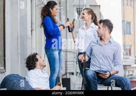 Équipe de l'agence Creative industries pendant le déjeuner au balcon du bureau Banque D'Images