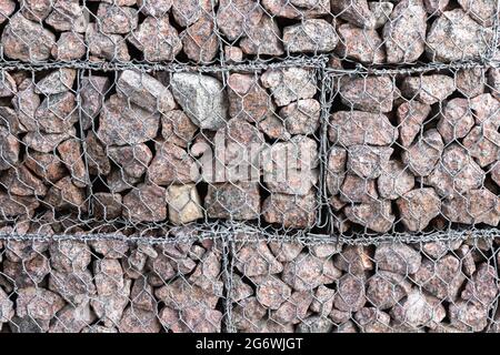 Structure de la gabion. Boîtes en cage remplies de roches pour l'ingénierie civile, la construction de routes, les applications militaires et l'aménagement paysager. Texture d'arrière-plan Banque D'Images