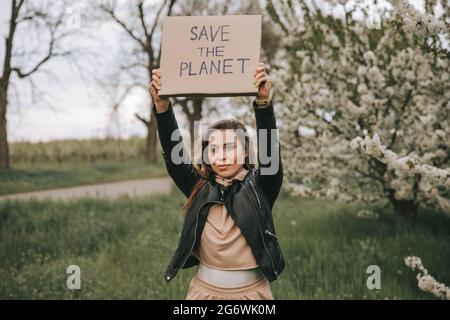 Femme positive millénaire favorable à la nature posant. Concept de recyclage. Banque D'Images