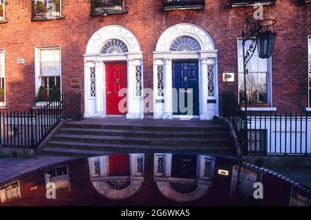 IRLANDE. DUBLIN. PORTES TRADITIONNELLES GÉORGIENNES PRÈS DE LA PLACE MERRION. Banque D'Images