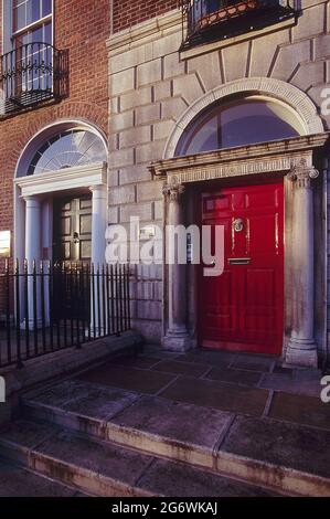 IRLANDE. DUBLIN. PORTES TRADITIONNELLES GÉORGIENNES PRÈS DE LA PLACE MERRION. Banque D'Images