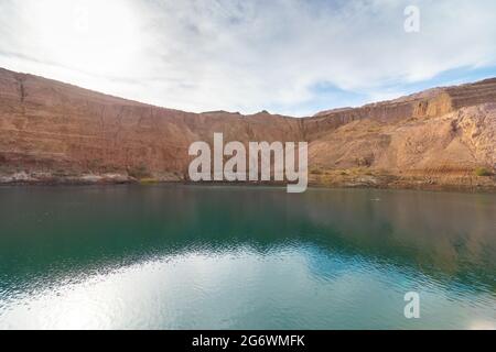 hdr d'un énorme cratère dans une vieille carrière de cuivre pleine d'eau, dans le lac caché dans Timna Park, au sud d'Israël Banque D'Images