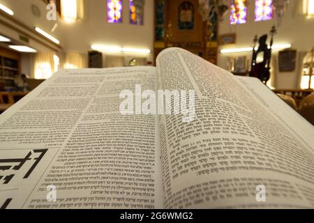 jérusalem-isreal. 03-06-2021. Un gros plan d'un grand angle de la Gemara - un manuel de la Torah juive. Arrière-plan flou Banque D'Images