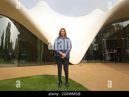 Photo du dossier datée du 25-09-2013 de l'architecte Zaha Hadid debout devant la nouvelle galerie Serpentine Sackler qu'elle a conçue, à Hyde Park, Londres. Date de publication : vendredi 9 juillet 2021. Banque D'Images