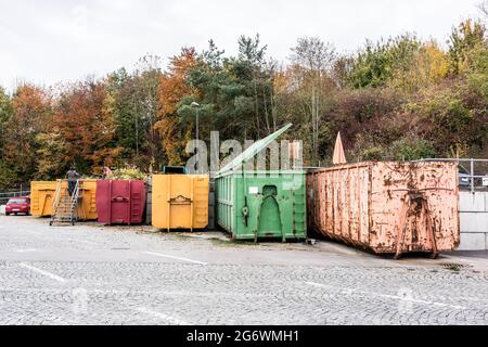 Conteneurs de différentes couleurs sur le centre de recyclage Banque D'Images