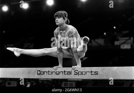 Photo du dossier datée du 06-04-1979, du gymnaste roumain Nadia Comaneci, championne mondiale et championne olympique de la poutre. Date de publication : vendredi 9 juillet 2021. Banque D'Images