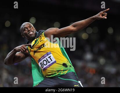 Photo du dossier datée du 05-08-2012 de la Jamaïque Usain Bolt célèbre la victoire de la finale de 100m masculin au stade olympique, Londres. Date de publication : vendredi 9 juillet 2021. Banque D'Images