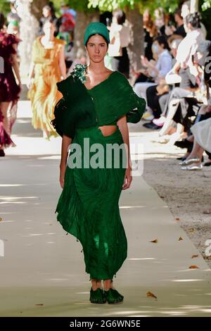 Paris, France. 08 juillet 2021, des modèles marchent sur la piste lors du spectacle Vaishali S Couture haute Couture automne/hiver 2021/2022 dans le cadre de la semaine de la mode de Paris le 08 juillet 2021 à Paris, France. Photo de Jana appelez-moi J/ABACAPRESS.COM Banque D'Images