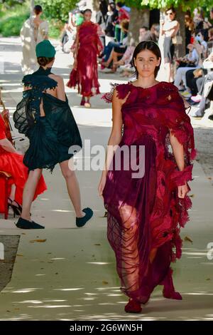 Paris, France. 08 juillet 2021, des modèles marchent sur la piste lors du spectacle Vaishali S Couture haute Couture automne/hiver 2021/2022 dans le cadre de la semaine de la mode de Paris le 08 juillet 2021 à Paris, France. Photo de Jana appelez-moi J/ABACAPRESS.COM Banque D'Images