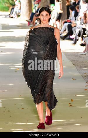 Paris, France. 08 juillet 2021, des modèles marchent sur la piste lors du spectacle Vaishali S Couture haute Couture automne/hiver 2021/2022 dans le cadre de la semaine de la mode de Paris le 08 juillet 2021 à Paris, France. Photo de Jana appelez-moi J/ABACAPRESS.COM Banque D'Images