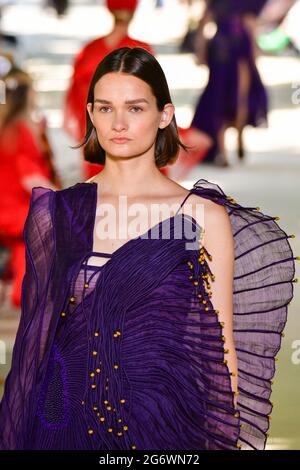 Paris, France. 08 juillet 2021, des modèles marchent sur la piste lors du spectacle Vaishali S Couture haute Couture automne/hiver 2021/2022 dans le cadre de la semaine de la mode de Paris le 08 juillet 2021 à Paris, France. Photo de Jana appelez-moi J/ABACAPRESS.COM Banque D'Images