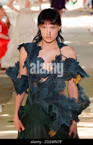 Paris, France. 08 juillet 2021, des modèles marchent sur la piste lors du spectacle Vaishali S Couture haute Couture automne/hiver 2021/2022 dans le cadre de la semaine de la mode de Paris le 08 juillet 2021 à Paris, France. Photo de Jana appelez-moi J/ABACAPRESS.COM Banque D'Images