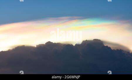 Belle nature Iridescent pileus nuage sur le ciel Banque D'Images