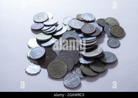 jérusalem-israël. 26-10-2020. Pièces anciennes et variées d'Israël et du monde entier, sur fond blanc Banque D'Images