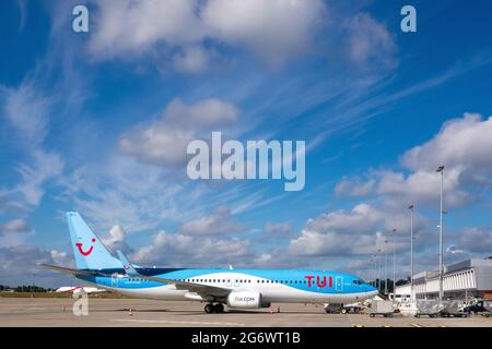 Charleroi, Belgique, 7 juillet 2021. Avion de la société TUI sur le tarmac de l'aéroport de Bruxelles Sud Charleroi Banque D'Images