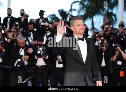 Cannes, France. 8 juillet 2021. L'acteur Matt Damon fait la vague devant le public alors qu'il arrive pour la projection du film "Stillwater" à la 74e édition du Festival de Cannes, dans le sud de la France, le 8 juillet 2021. Credit: Gao Jing/Xinhua/Alamy Live News Banque D'Images