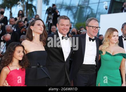 Cannes, France. 8 juillet 2021. L'acteur Matt Damon (C), l'actrice américaine Abigail Breslin (1ère R), le réalisateur américain Tom McCarthy (2ème R) et l'actrice Camille Cottin (2ème L) arrivent pour la projection du film "Stillwater" à la 74ème édition du Festival de Cannes, dans le sud de la France, le 8 juillet 2021. Credit: Gao Jing/Xinhua/Alamy Live News Banque D'Images