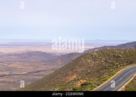 Col de la montagne : vue sur le col de Vanrhyns près de Nieuwoudtville, dans le Cap Nord de l'Afrique du Sud Banque D'Images