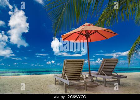 Magnifique paysage tropical de l'île, deux chaises longues, parasol sous le palmier. Sable blanc vue mer avec horizon idyllique ciel bleu calme inspirer Banque D'Images