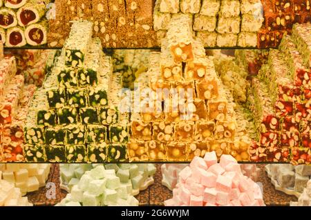 Délices turcs aux couleurs et saveurs variées mis en vente sur la vitrine Banque D'Images