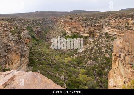 Vue sur la vallée depuis la chute d'eau de Nieuwoudtville sur le plateau de Bokkeveld dans le Cap nord de l'Afrique du Sud Banque D'Images