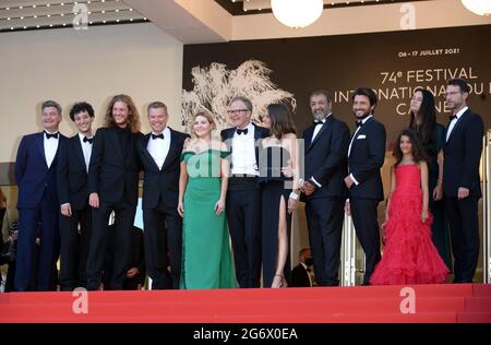 8 juillet 2021, CANNES, France: CANNES, FRANCE - 08 JUILLET: Idir Azougli, Matt Damon, Abigail Breslin, directeur Tom McCarthy, Camille Cottin, Moussa Maaskri, Gregory Di Meglio et Lilou Siauvaud assistent à la projection 'Stillwater' lors du 74e Festival annuel du film de Cannes le 08 juillet 2021 à Cannes, en France. (Image de crédit : © Frederick InjimbertZUMA Wire) Banque D'Images