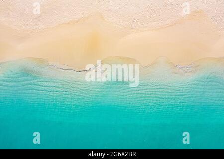 Vue aérienne sur la plage de sable et l'océan avec les vagues. Vue de dessus reposante image aérienne de drone d'une magnifique plage de paysage de mer avec turquoise Banque D'Images