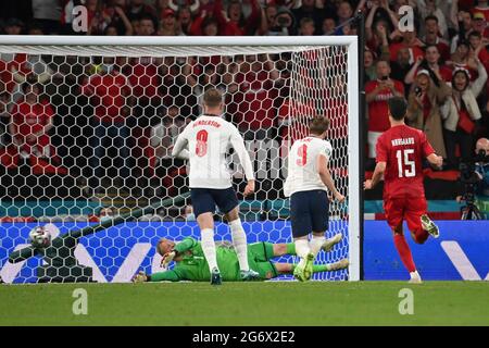 Harry KANE (ENG) tire le but à 2-1 contre Goalwart Kasper SCHMEICHEL (DEN), action, tir de but, demi-finales, jeu M50, Angleterre (ENG) - Danemark (DEN) 2-1 NV on 07.07.2021 à Londres/Wembley Stadium. Football EM 2020 du 06/11/2021 au 07/11/2021. Banque D'Images