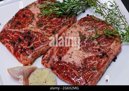 bœuf wagyu japonais mariné avec des herbes fraîches et de l'ail Banque D'Images