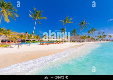 Piscine extérieure avec chaises longues, chaises mer océan plage autour d'un parasol pour les vacances de loisirs. Luxueux hôtel de villégiature d'été paysage Banque D'Images