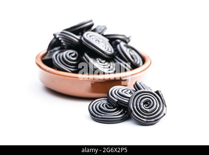 Spirale de bonbons de réglisse isolés sur fond blanc. Banque D'Images