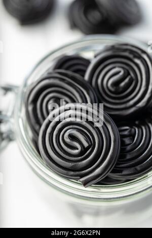 Spirale de bonbons de réglisse dans un pot. Banque D'Images