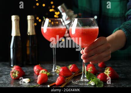 Concept consistant à préparer des cocktails Rossini sur fond sombre Banque D'Images