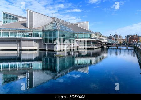 Centre commercial Princes Quay près de la marina de Hull. Le centre est construit sur des pilotis au-dessus de Prince's Dock d'après lequel il est nommé. Il a été ouvert en 1991. Banque D'Images