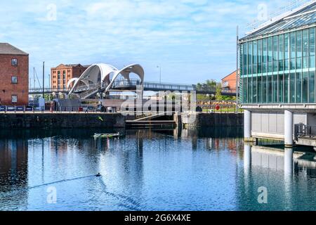 Centre commercial Princes Quay près de la marina de Hull. Le centre est construit sur des pilotis au-dessus de Prince's Dock d'après lequel il est nommé. Il a été ouvert en 1991. Banque D'Images