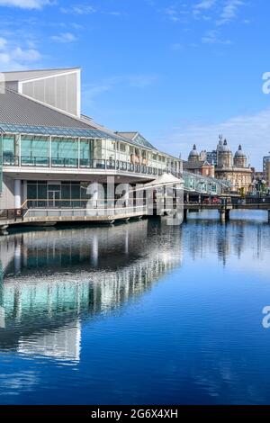 Centre commercial Princes Quay près de la marina de Hull. Le centre est construit sur des pilotis au-dessus de Prince's Dock d'après lequel il est nommé. Il a été ouvert en 1991. Banque D'Images