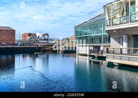 Centre commercial Princes Quay près de la marina de Hull. Le centre est construit sur des pilotis au-dessus de Prince's Dock d'après lequel il est nommé. Il a été ouvert en 1991. Banque D'Images